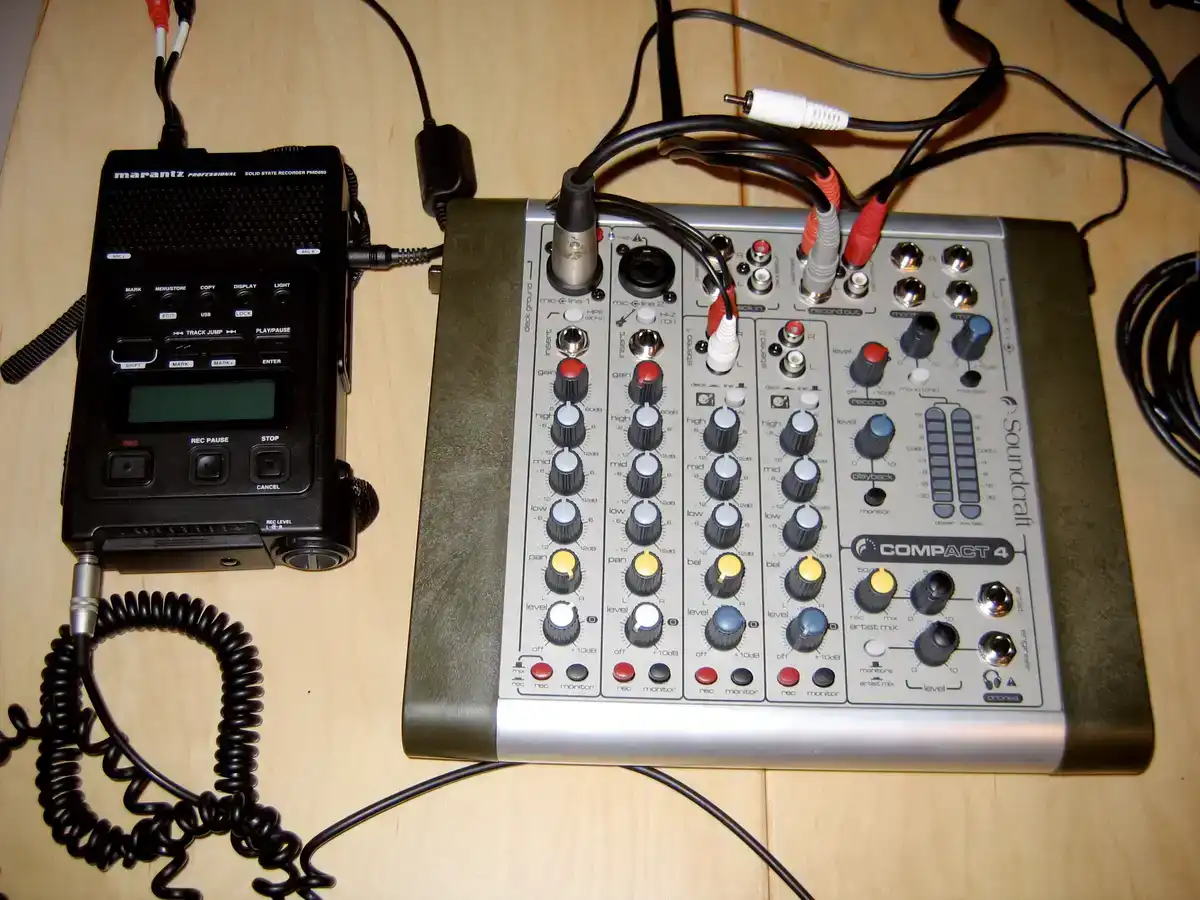 Podcast gear (mixer + recorder)